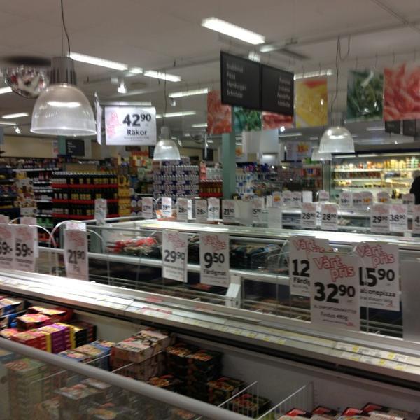 Photo taken at ICA Supermarket Väst by Staffan W. on 3/13/2013