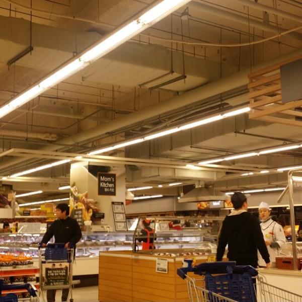 Photo taken at 홈플러스 (Home Plus) by Anna C. on 12/31/2014-首尔市麻浦区世界杯路240号世界杯体育场内(世界杯店) Photo taken at 홈플러스 (Home Plus) by Anna C. on 12/31/2014