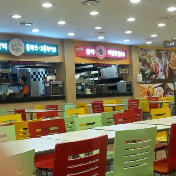 Photo taken at 홈플러스 (Home plus) by Mey L. on 3/9/2012-釜山萨哈225号 Photo taken at 홈플러스 (Home plus) by Mey L. on 3/9/2012