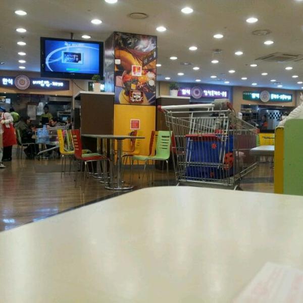 Photo taken at 홈플러스 (Home plus) by Mey L. on 3/9/2012-釜山萨哈225号 Photo taken at 홈플러스 (Home plus) by Mey L. on 3/9/2012