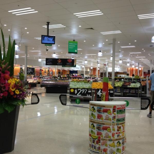 Photo taken at Woolworths by Shinta B. on 3/29/2012