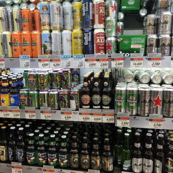 Photo taken at 롯데마트 (LOTTE Mart) by Charles Kang (. on 4/28/2015