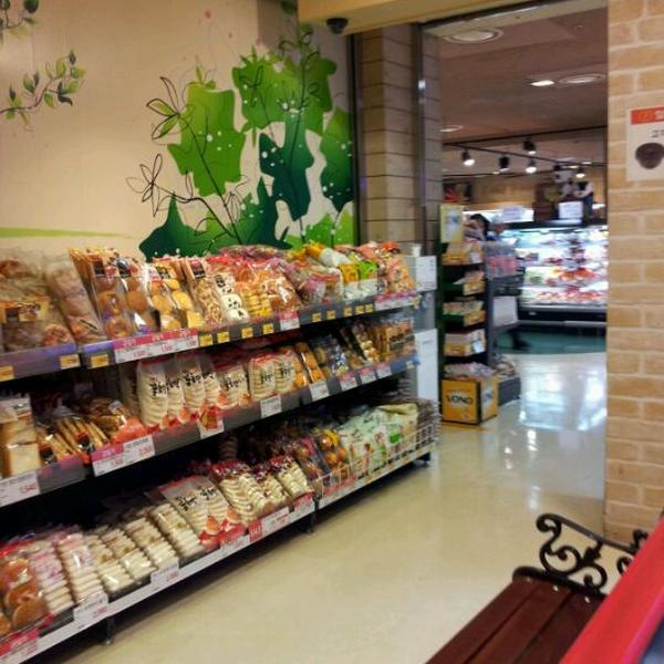 Photo taken at 롯데마트 (LOTTE Mart) by Min-Ah H. on 3/7/2012