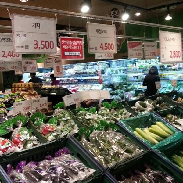 Photo taken at 롯데마트 (LOTTE Mart) by gemma k. on 9/24/2012