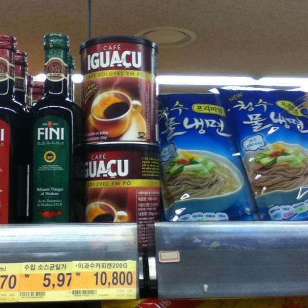 Photo taken at 롯데마트 (LOTTE Mart) by Gustavo K. on 9/22/2011
