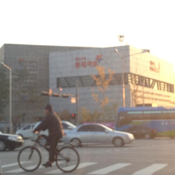 Photo taken at 롯데마트 (LOTTE Mart) by Jae Young K. on 10/28/2012