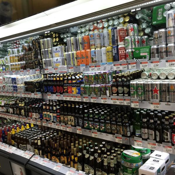 Photo taken at 롯데마트 (LOTTE Mart) by Charles Kang (. on 4/28/2015