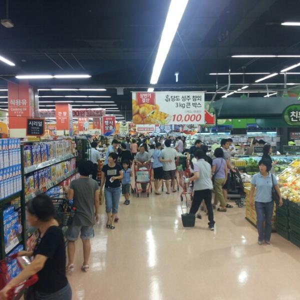 Photo taken at 롯데마트 (Lotte Mart) by Yongseok G. on 6/30/2012-首尔特别市江西区南二环路93乐天超市 Photo taken at 롯데마트 (Lotte Mart) by Yongseok G. on 6/30/2012