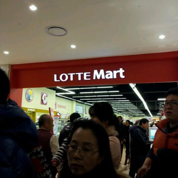 Photo taken at 롯데마트 (Lotte Mart) by 항주 조. on 12/10/2011-首尔特别市江西区南二环路93乐天超市 Photo taken at 롯데마트 (Lotte Mart) by 항주 조. on 12/10/2011
