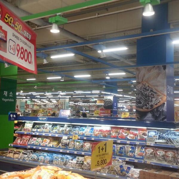 Photo taken at 홈플러스 (Home plus) by Joo Hong L. on 5/3/2013