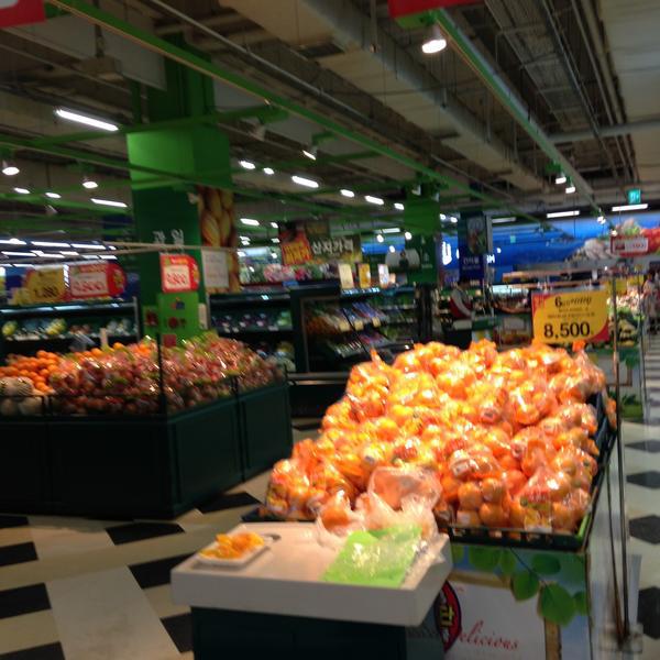 Photo taken at 홈플러스 (Home plus) by hangil S. on 4/27/2013