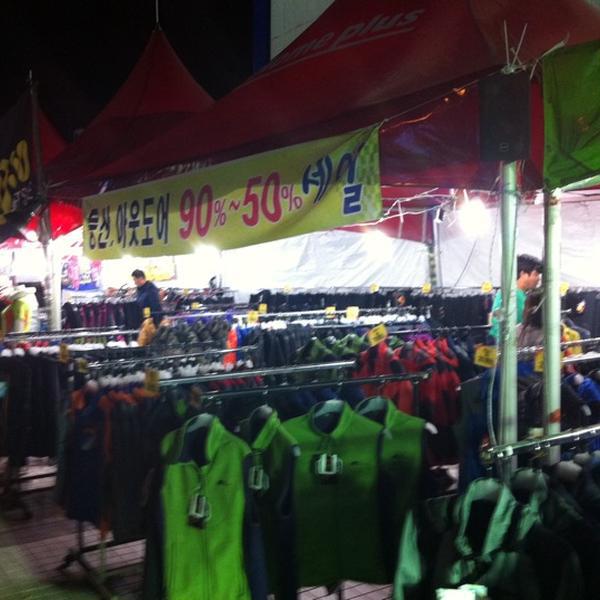 Photo taken at 홈플러스 (Home plus) by Woo Suk J. on 10/31/2011