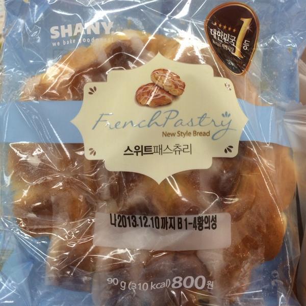 Photo taken at 롯데마트 (Lotte Mart) by Paul I. on 12/4/2013