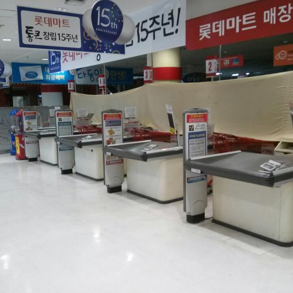 Photo taken at 롯데마트 (Lotte Mart) by Sungco J. on 3/27/2013
