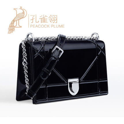 Dior迪奥dior女包16经典款漆面牛皮口盖锁扣单肩包M0422PVRV M900 Dior迪奥dior女包16经典款漆面牛皮口盖锁扣单肩包M0422PVRV M900