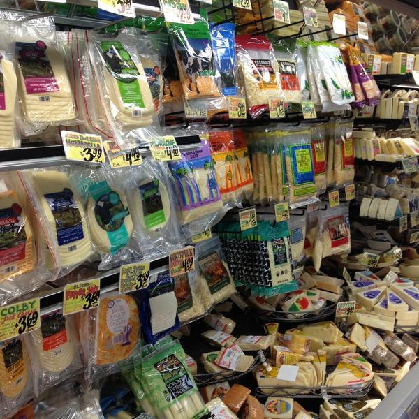 Photo taken at Trader Joe's by Ksenia on 5/16/2013-加尼福尼亚山景城阵雨街道590(在莱瑟姆街) Photo taken at Trader Joe's by Ksenia on 5/16/2013