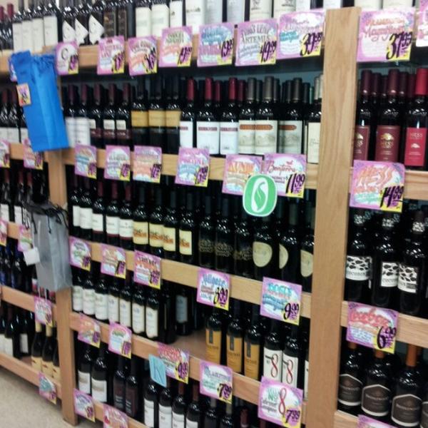 Photo taken at Trader Joe's by Dmytro on 9/15/2012-加尼福尼亚山景城阵雨街道590(在莱瑟姆街) Photo taken at Trader Joe's by Dmytro on 9/15/2012