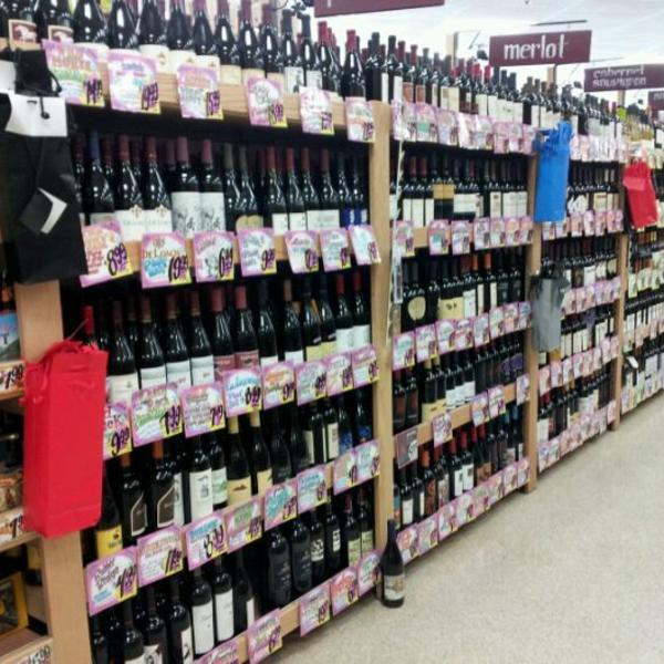 Photo taken at Trader Joe's by Dmytro on 4/14/2012-加尼福尼亚山景城阵雨街道590(在莱瑟姆街) Photo taken at Trader Joe's by Dmytro on 4/14/2012