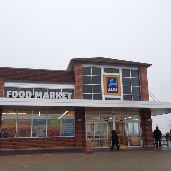 Photo taken at Aldi by Lina on 12/21/2013-美国伊利诺斯州卡里奥克斯路33403号ALDI超市 Photo taken at Aldi by Lina on 12/21/2013