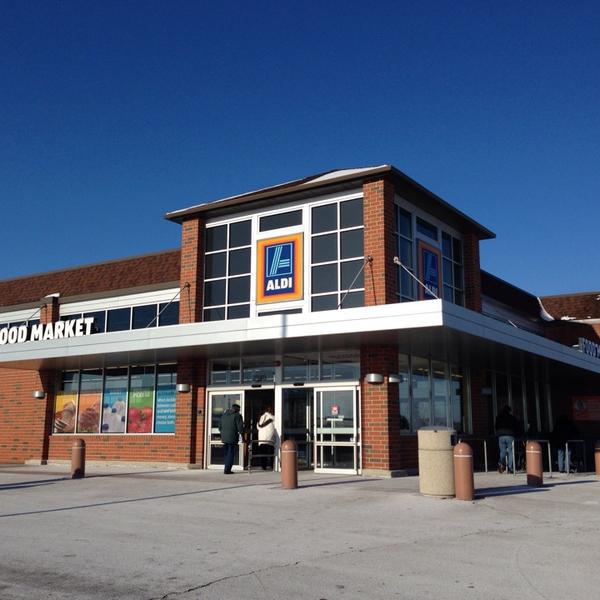 Photo taken at Aldi by Lina on 12/15/2013-美国伊利诺斯州卡里奥克斯路33403号ALDI超市 Photo taken at Aldi by Lina on 12/15/2013