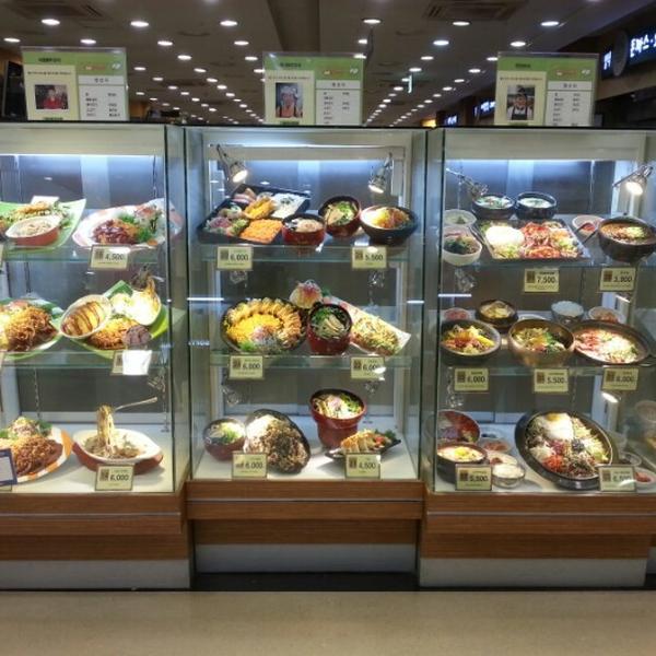 Photo taken at 홈플러스 / Home Plus by Seungchul L. on 1/26/2013