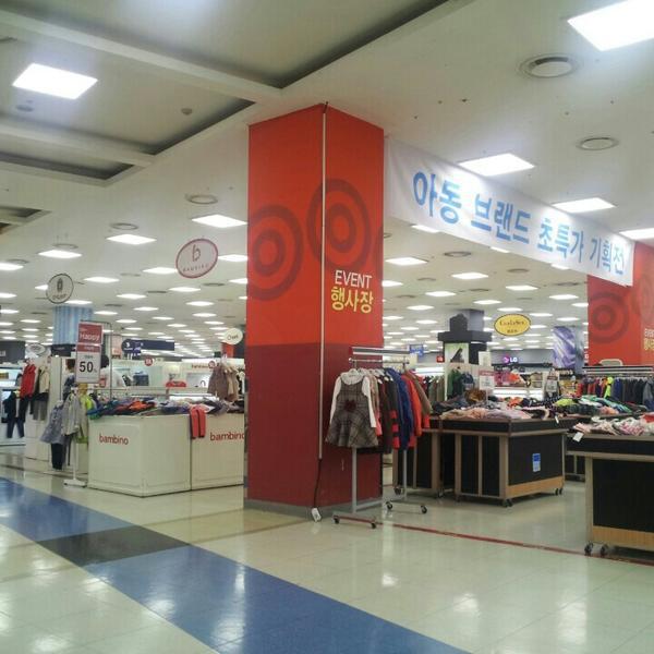 Photo taken at 홈플러스 (Home plus) by Max K. on 10/8/2014-首尔市永登浦区堂山路42号 Photo taken at 홈플러스 (Home plus) by Max K. on 10/8/2014