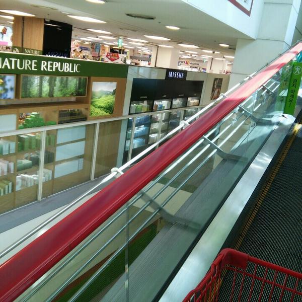 Photo taken at 홈플러스 (Home plus) by Kyutae T. on 4/25/2015-首尔市永登浦区堂山路42号 Photo taken at 홈플러스 (Home plus) by Kyutae T. on 4/25/2015