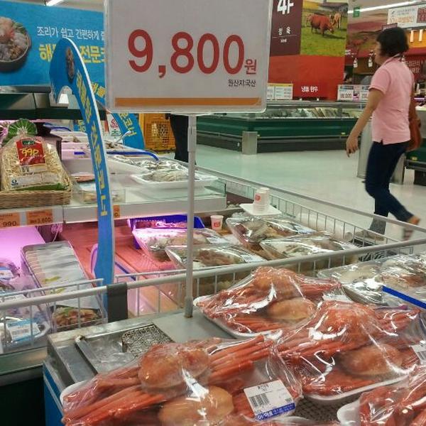 Photo taken at 이마트 (emart) by Muzafar I. on 5/2/2012-首尔特别市数码路32-43易买得超市 Photo taken at 이마트 (emart) by Muzafar I. on 5/2/2012