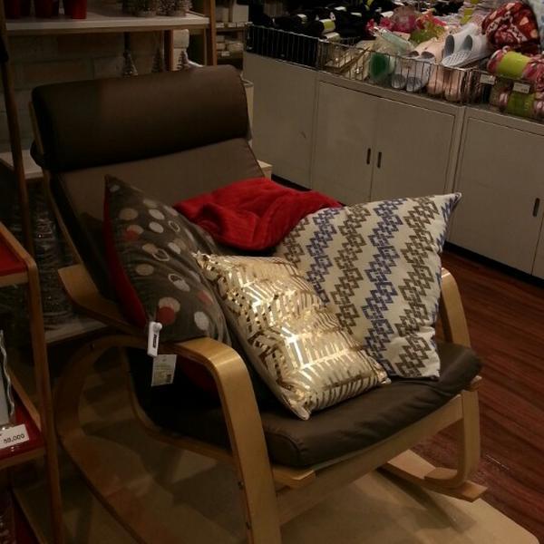 Photo taken at 이마트 (emart) by Jeanne Jihyun K. on 11/16/2013-首尔特别市数码路32-43易买得超市 Photo taken at 이마트 (emart) by Jeanne Jihyun K. on 11/16/2013