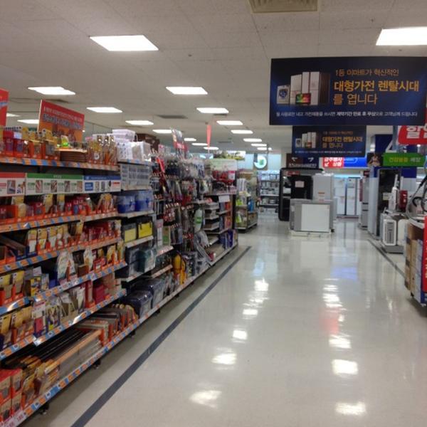 Photo taken at 이마트 (emart) by Cate S. on 4/4/2012-首尔特别市数码路32-43易买得超市 Photo taken at 이마트 (emart) by Cate S. on 4/4/2012