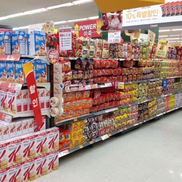 Photo taken at 이마트 (emart) by Jeongwook C. on 6/15/2012-首尔特别市数码路32-43易买得超市 Photo taken at 이마트 (emart) by Jeongwook C. on 6/15/2012