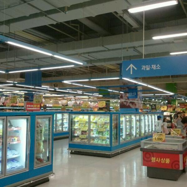 Photo taken at 홈플러스 (Home Plus) by Jun K. on 5/26/2012-京畿道高阳市义山817 Photo taken at 홈플러스 (Home Plus) by Jun K. on 5/26/2012