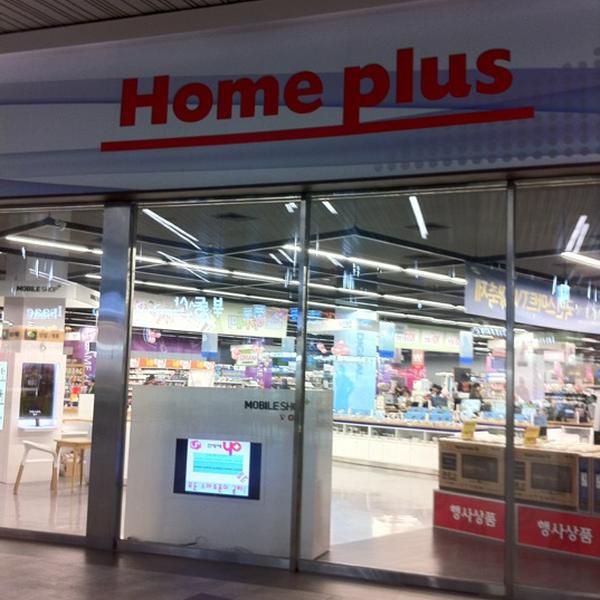 Photo taken at 홈플러스 (Home Plus) by TOMMY L. on 2/25/2012-京畿道高阳市义山817 Photo taken at 홈플러스 (Home Plus) by TOMMY L. on 2/25/2012