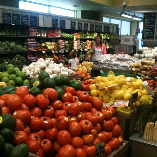Photo taken at Whole Foods Market by Tati on 11/12/2012-美国佛罗里达州迈阿密奥尔顿路6789 Photo taken at Whole Foods Market by Tati on 11/12/2012