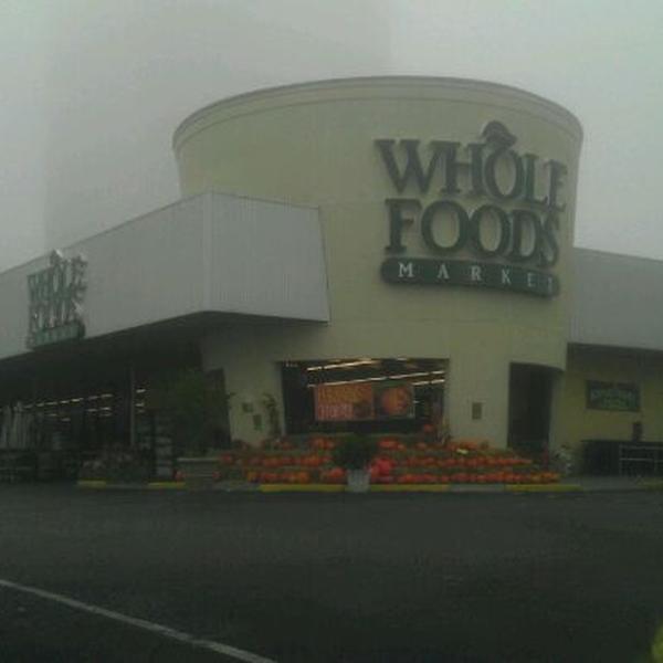 Photo taken at Whole Foods Market by frankd R. on 10/24/2011-美国田纳西州孟菲斯白杨大道5014(位于门登霍尔路) Photo taken at Whole Foods Market by frankd R. on 10/24/2011