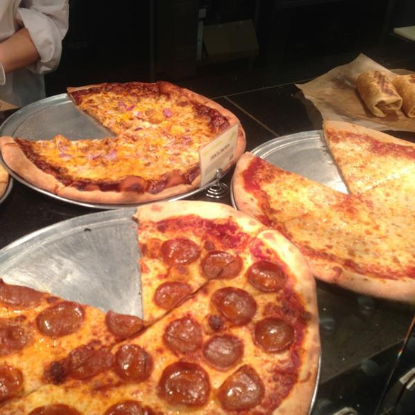 Photo taken at Whole Foods Market by Mindy T. on 2/13/2013-美国田纳西州孟菲斯白杨大道5014(位于门登霍尔路) Photo taken at Whole Foods Market by Mindy T. on 2/13/2013