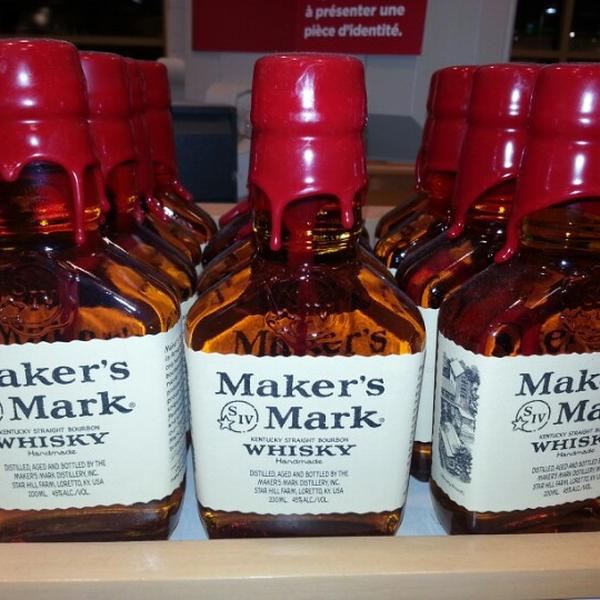 Photo taken at LCBO by P B. on 11/28/2012-加拿大安大略省贵湖石路斯科茨代尔路615 Photo taken at LCBO by P B. on 11/28/2012