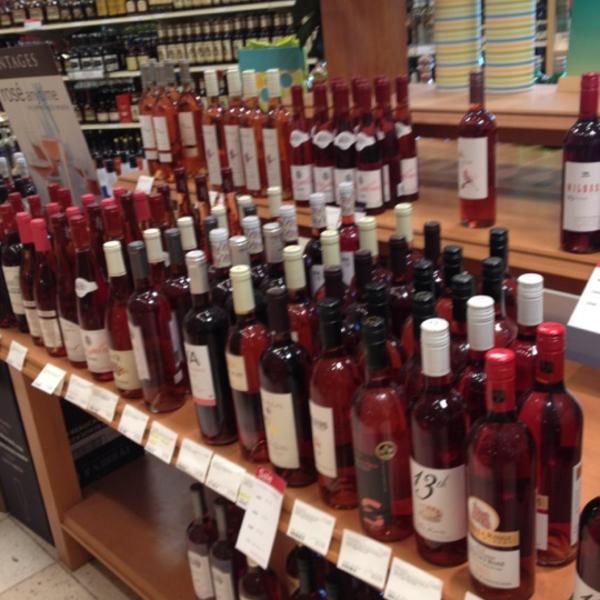Photo taken at LCBO by Alan W. on 6/12/2012-加拿大安大略省贵湖石路斯科茨代尔路615 Photo taken at LCBO by Alan W. on 6/12/2012