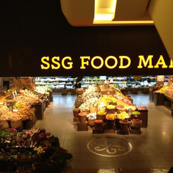 Photo taken at SSG FOOD MARKET by Sungli L. on 10/14/2012