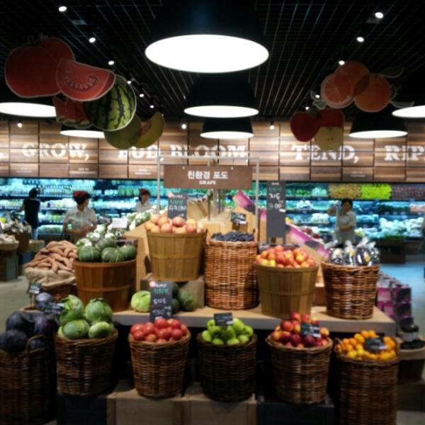 Photo taken at SSG FOOD MARKET by Jieun P. on 7/17/2012