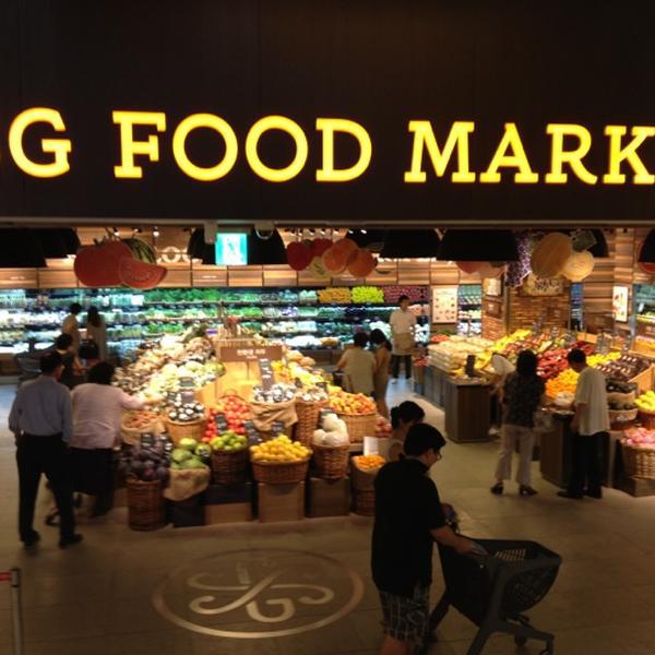 Photo taken at SSG FOOD MARKET by Jisun M. on 7/29/2012-首尔特别市江南区清潭洞442号 SSG食品超市 Photo taken at SSG FOOD MARKET by Jisun M. on 7/29/2012