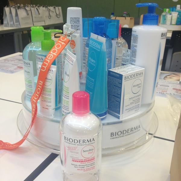 Photo taken at 올리브영 (OLIVE YOUNG) by Ahreum p. on 1/25/2013