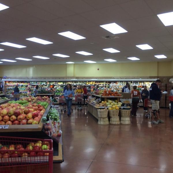 Photo taken at Trader Joe's by Steve P. on 10/28/2013-密苏里州圣刘易斯城布伦特伍德中心48号 Photo taken at Trader Joe's by Steve P. on 10/28/2013