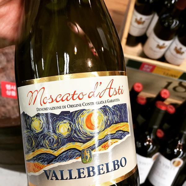 Photo taken at 이마트 (emart) by SungHwan K. on 3/24/2015-首尔特别市数码路32-43易买得超市 Photo taken at 이마트 (emart) by SungHwan K. on 3/24/2015