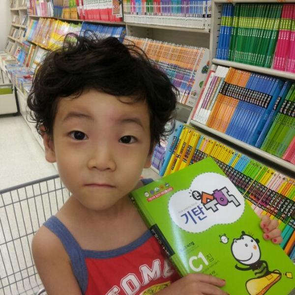 Photo taken at 이마트 (e-mart) by Sung Jun P. on 8/12/2012-釜山广域市中央大街1841易买得超市 Photo taken at 이마트 (e-mart) by Sung Jun P. on 8/12/2012