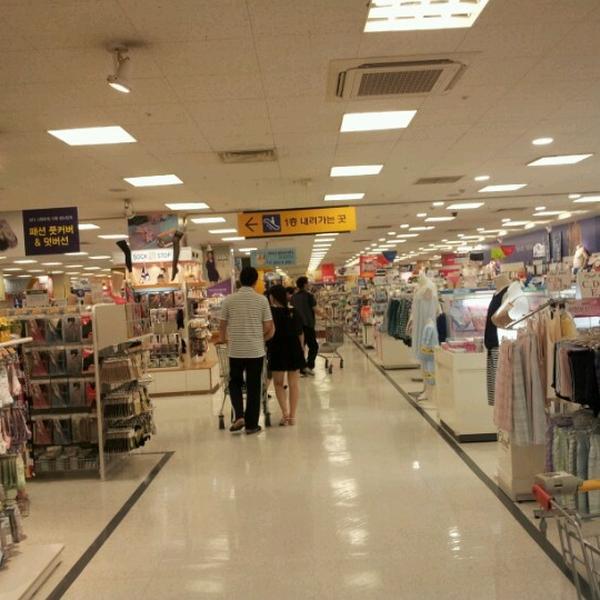 Photo taken at 이마트 (e-mart) by jaehun P. on 7/19/2012-釜山广域市中央大街1841易买得超市 Photo taken at 이마트 (e-mart) by jaehun P. on 7/19/2012