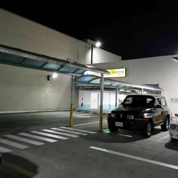 Photo taken at 이마트 (e-mart) by 장섭 이. on 4/30/2013-釜山广域市中央大街1841易买得超市 Photo taken at 이마트 (e-mart) by 장섭 이. on 4/30/2013