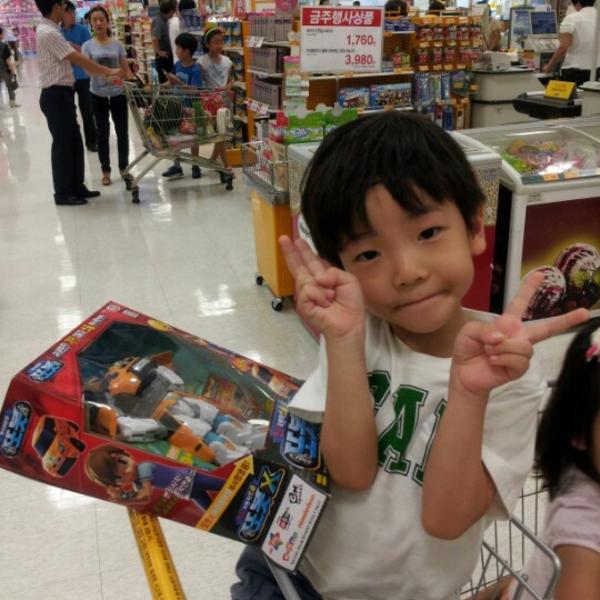 Photo taken at 이마트 (e-mart) by Sung Jun P. on 7/1/2012-釜山广域市中央大街1841易买得超市 Photo taken at 이마트 (e-mart) by Sung Jun P. on 7/1/2012