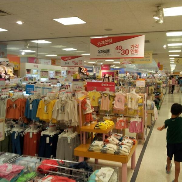 Photo taken at 이마트 (e-mart) by Sung Joon C. on 8/25/2012-釜山广域市中央大街1841易买得超市 Photo taken at 이마트 (e-mart) by Sung Joon C. on 8/25/2012