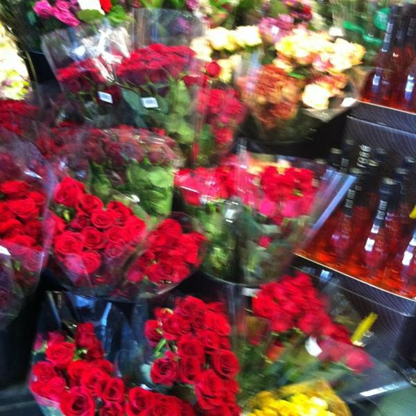 Photo taken at Whole Foods Market by Jorge R. on 2/18/2012-佛罗里达州劳德代尔堡联邦高速路2000号(在第19大街和21大街之间) Photo taken at Whole Foods Market by Jorge R. on 2/18/2012